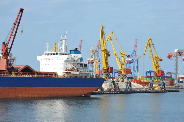 Bulk vrachtschip onder poort kraan — Stockfoto