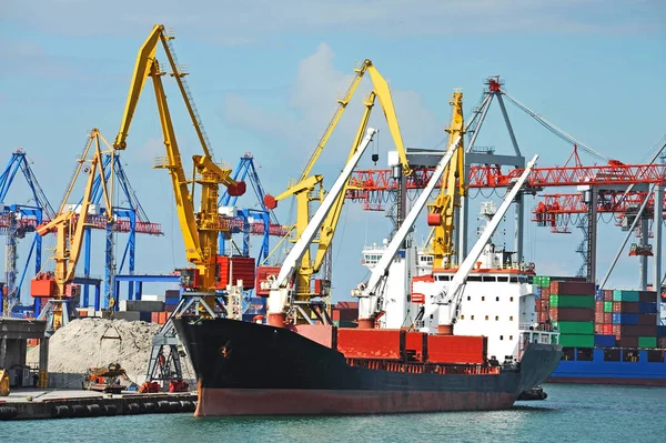 Bulk vrachtschip onder poort kraan — Stockfoto