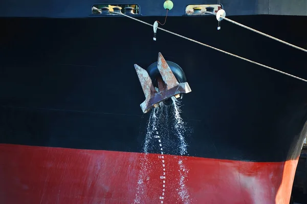 Anchor on ship hull — Stock Photo, Image