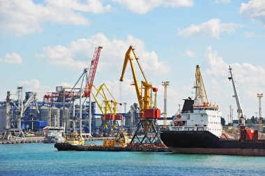 toplu yük gemisi liman vinç altında