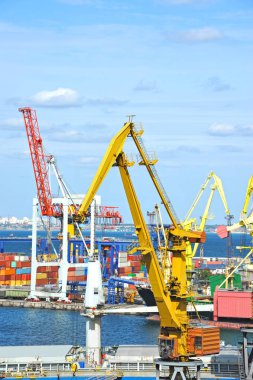 toplu yük gemisi liman vinç altında