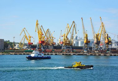 Römorkör ve bağlantı noktasına kargo vinç