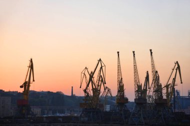 gün batımında Port kargo vinç