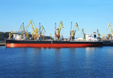 toplu yük gemisi liman vinç altında