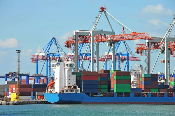 Poort lading kraan, schip en verpakking — Stockfoto