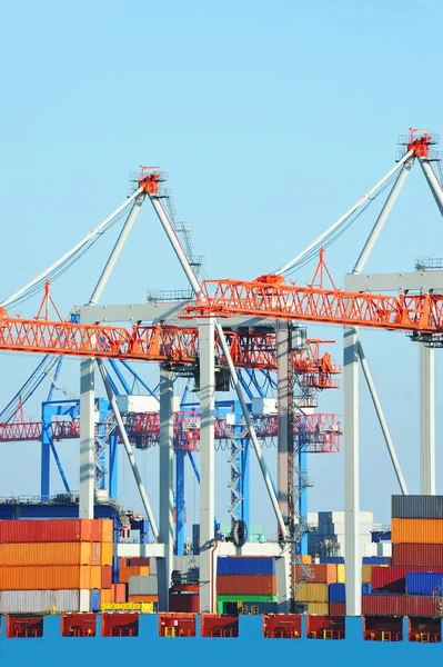 Gru da carico portuale, nave e container — Foto Stock