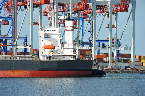 Наливний вантажний корабель під портовим краном — стокове фото