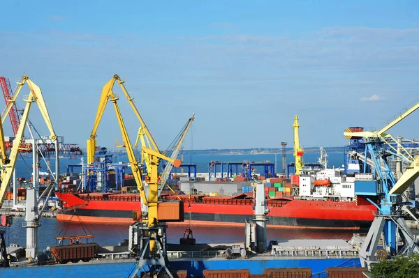 Bulk cargo ship under port crane — Stock Photo, Image