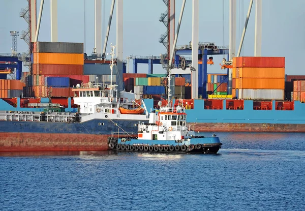 Sleepboot meewerkende bulk vrachtschip — Stockfoto