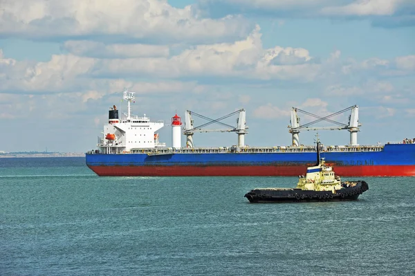 Bogserbåten medhjälpande bulk lastfartyg — Stockfoto