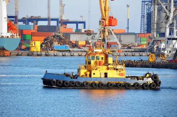 Bogserbåt och port last crane — Stockfoto