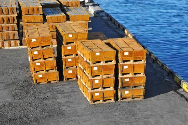 Metallo arrugginito laminato in porto — Foto Stock