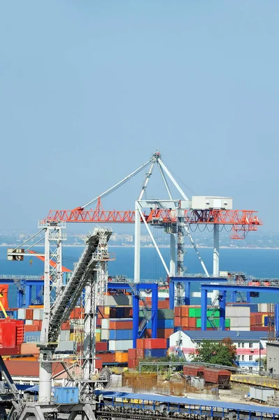 Портовий вантажний кран і контейнер — стокове фото