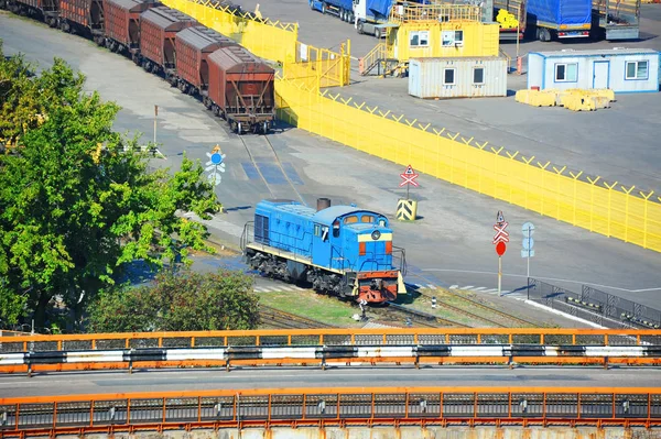 Locomotief en trein in de haven — Stockfoto