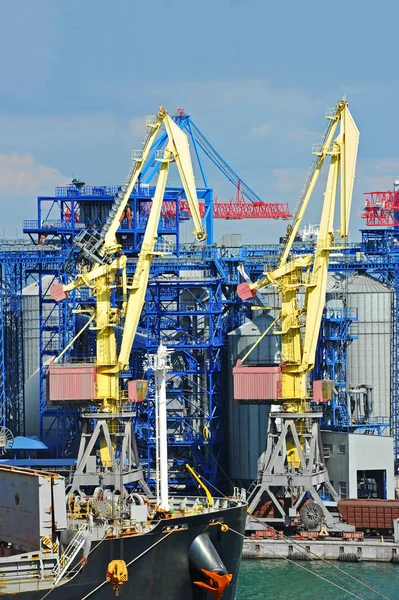 Cargo crane and grain silo — Stock Photo, Image