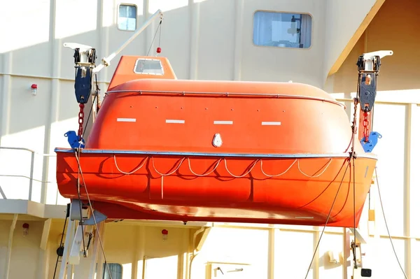 Barca di salvataggio di sicurezza sul ponte della nave — Foto Stock