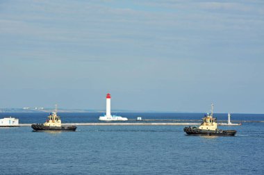 Römorkör ve deniz feneri