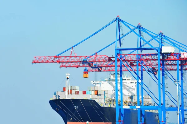 貨物の港のクレーン、船およびコンテナー — ストック写真