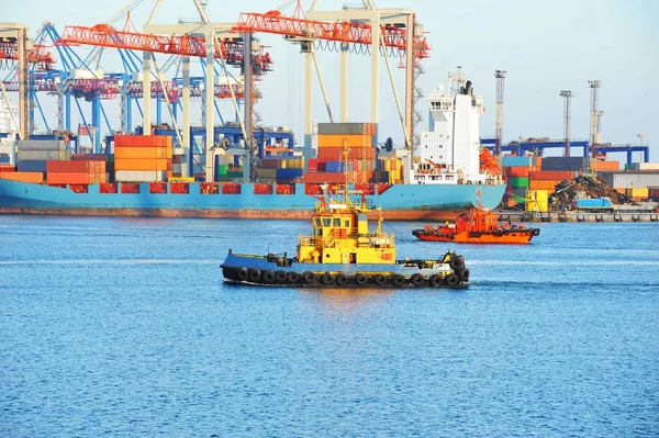 Bogserbåten medhjälpande container last fartyg — Stockfoto