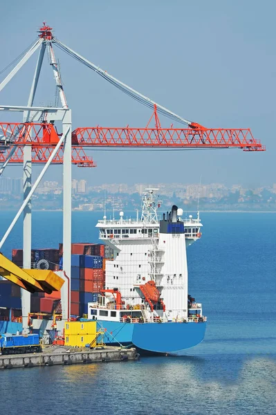 Cargo hamnkranen, skepp och behållare — Stockfoto