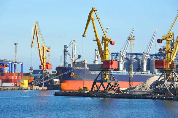 Bulk vrachtschip onder poort kraan — Stockfoto