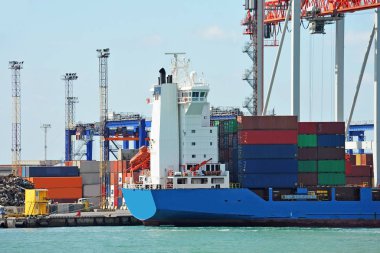 Bağlantı noktası kargo vinç, gemi ve konteyner, Odessa, Ukrayna