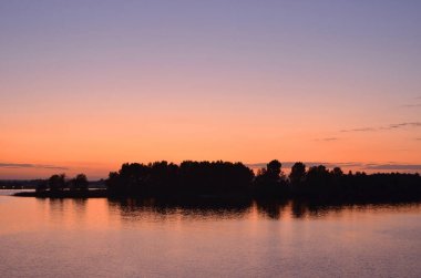 akşam Nehri üzerinde