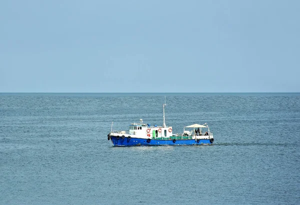 Barco a motor no mar — Fotografia de Stock