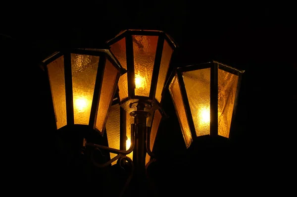 Luz de rua no escuro — Fotografia de Stock