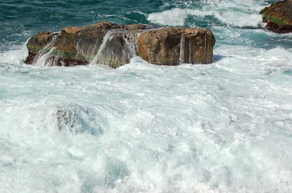 Tempestade ao lado da rocha — Fotografia de Stock