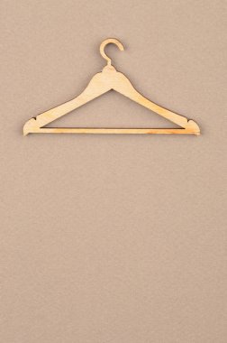 Karton üzerine elbise askısı