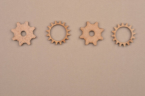 Деревянное снаряжение на картонке
