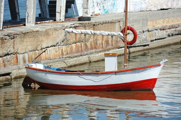 Barco em molhe — Fotografia de Stock