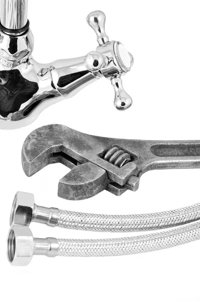 Трубы, кран и гаечный ключ — стоковое фото