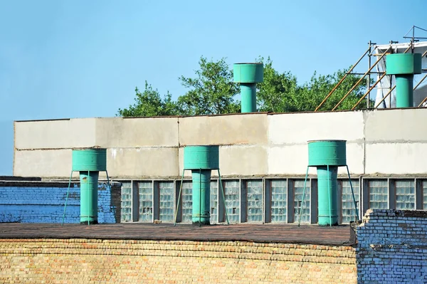 Старая система вентиляции завода — стоковое фото