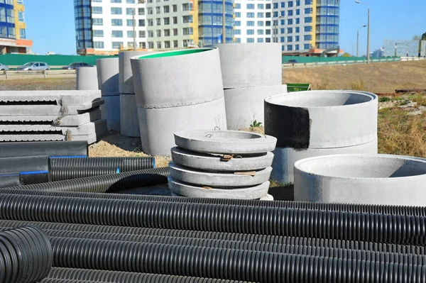 Betonkreisgrube und PVC-Rohr — Stockfoto