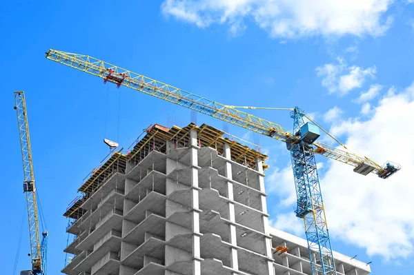 Construcción de grúas y rascacielos — Foto de Stock