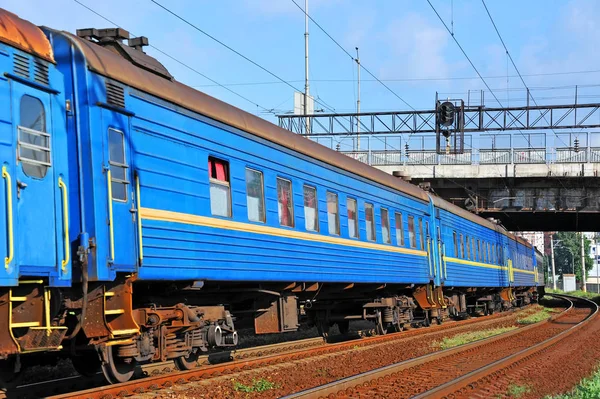 Tren de pasajeros en ferrocarril —  Fotos de Stock