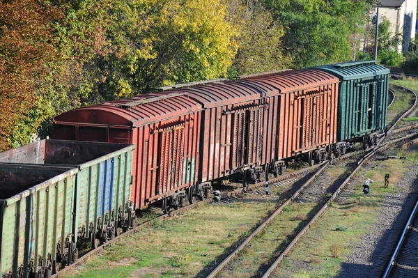 Comboio de mercadorias no caminho de ferro — Fotografia de Stock