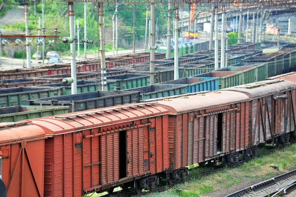 Comboio de mercadorias no caminho de ferro — Fotografia de Stock