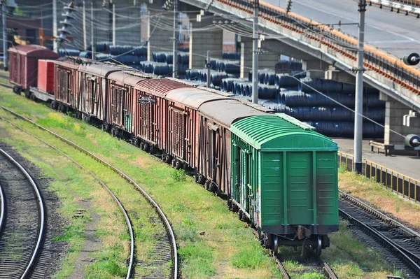 Comboio de mercadorias no caminho de ferro — Fotografia de Stock