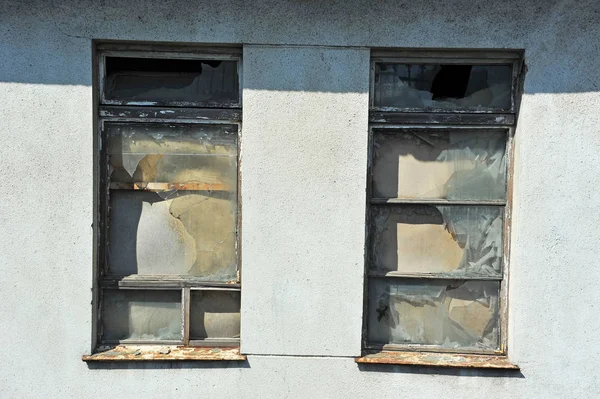 Ventana del edificio abandonado — Foto de Stock