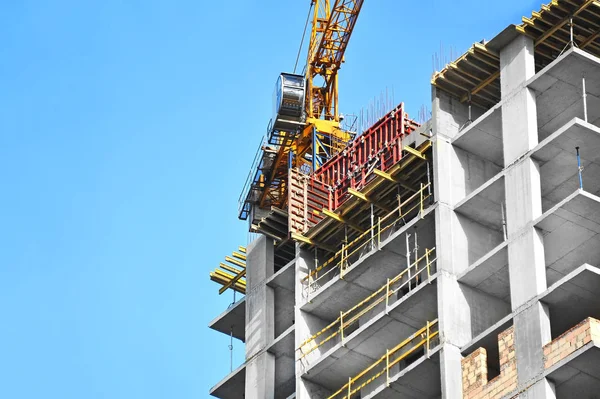 Kran und Hochhausbaustelle — Stockfoto