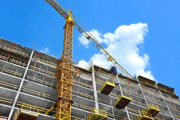 Kran und Hochhausbaustelle — Stockfoto