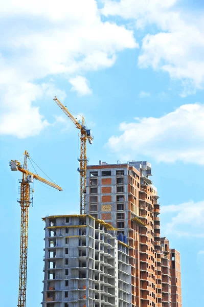 Construcción de grúas y rascacielos —  Fotos de Stock