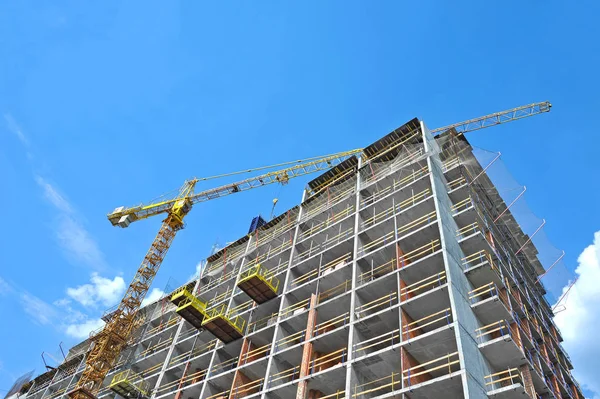 Kran und Hochhausbaustelle — Stockfoto