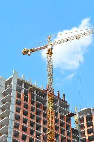 Kran und Hochhausbaustelle — Stockfoto