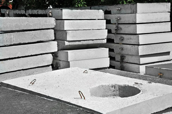 Poço de drenagem de concreto — Fotografia de Stock