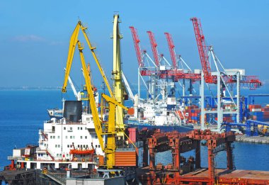 toplu yük gemisi liman vinç altında