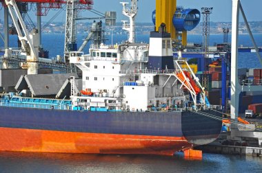 toplu yük gemisi liman vinç altında